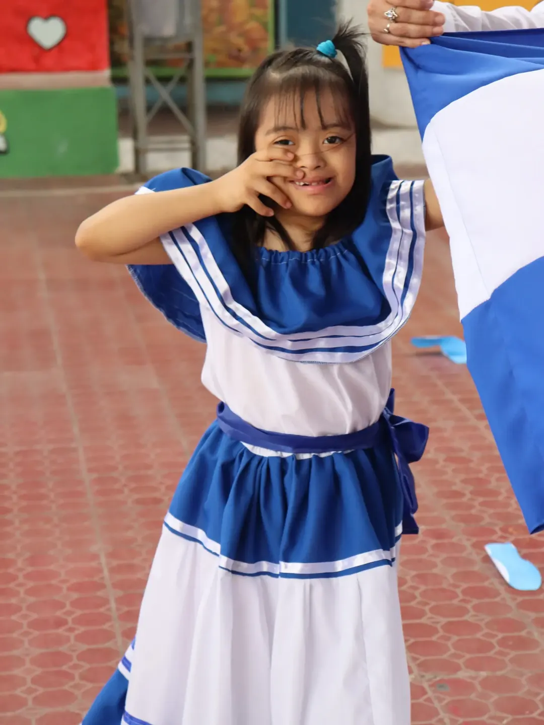 Estudiante de Tsidkenu participando en las celebraciones patrias con la bandera de Honduras